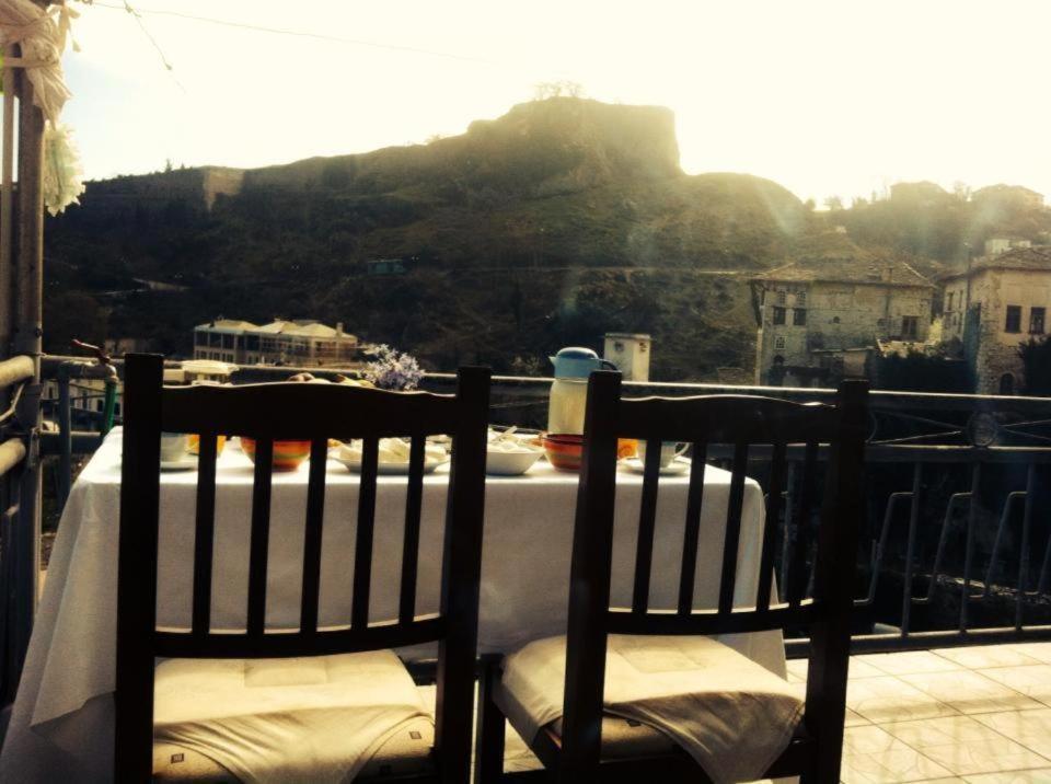 Ruols Guesthouse Gjirokastër Exteriör bild