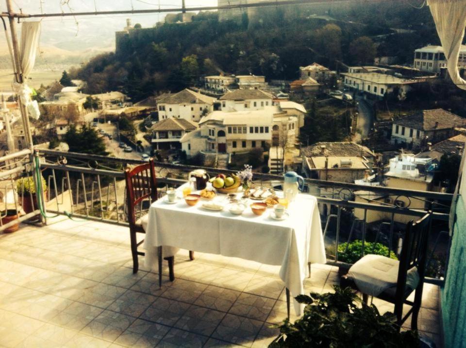 Ruols Guesthouse Gjirokastër Exteriör bild