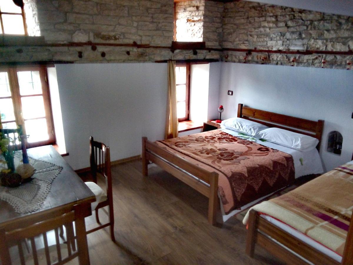 Ruols Guesthouse Gjirokastër Exteriör bild