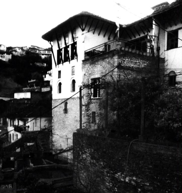 Ruols Guesthouse Gjirokastër Exteriör bild