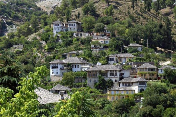 Ruols Guesthouse Gjirokastër Exteriör bild