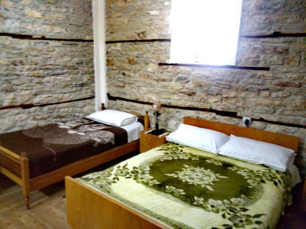 Ruols Guesthouse Gjirokastër Exteriör bild