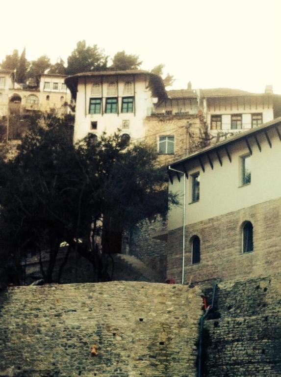 Ruols Guesthouse Gjirokastër Exteriör bild