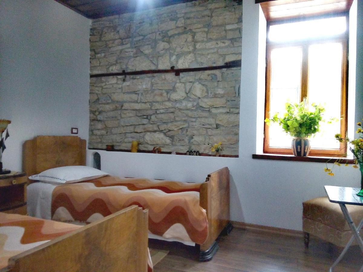 Ruols Guesthouse Gjirokastër Exteriör bild