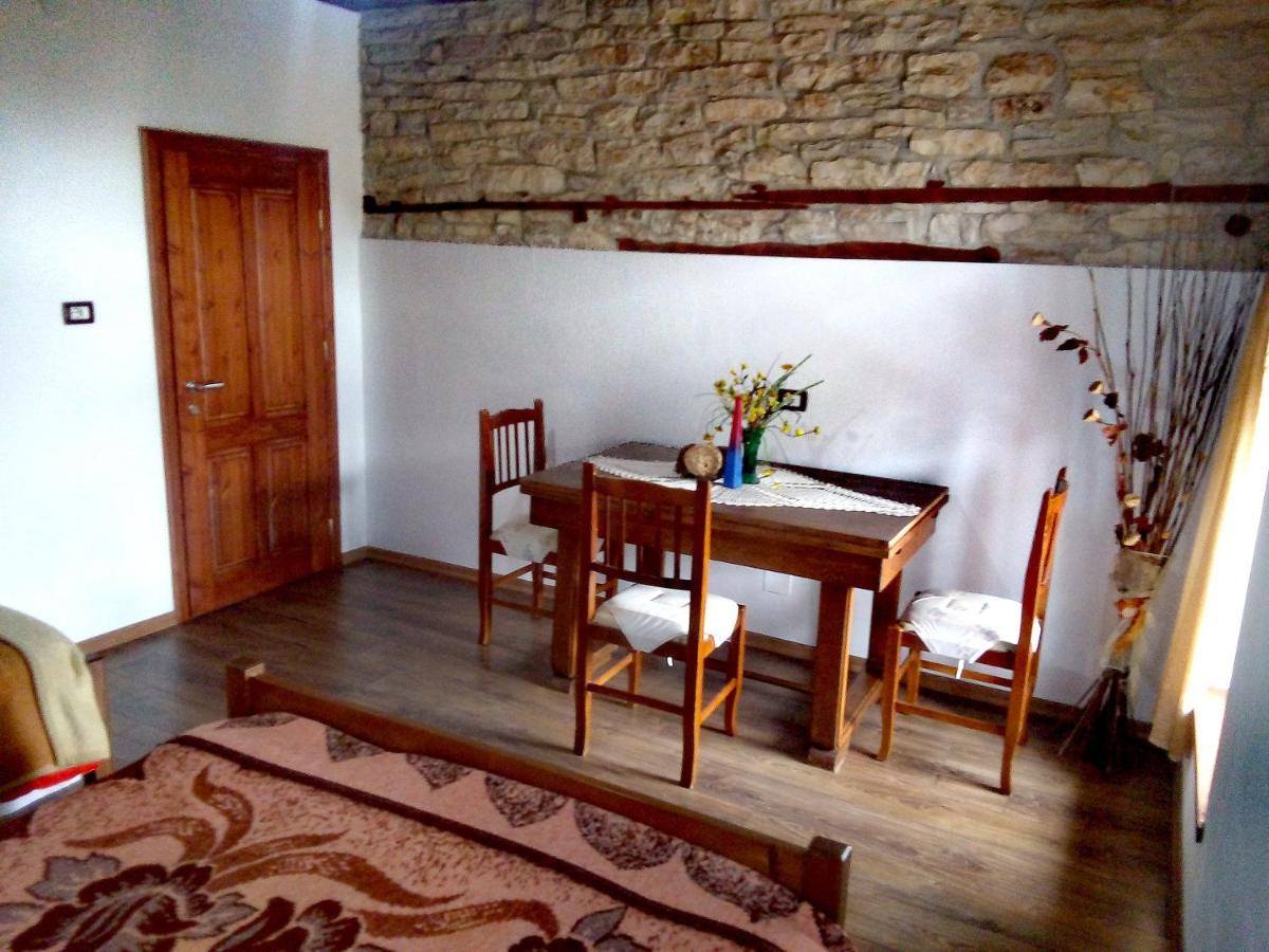 Ruols Guesthouse Gjirokastër Exteriör bild