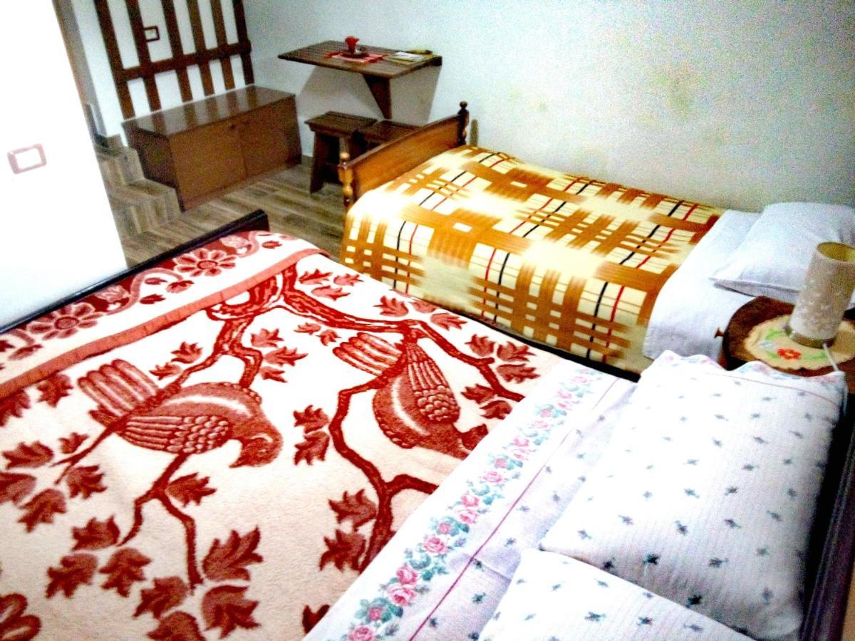 Ruols Guesthouse Gjirokastër Exteriör bild