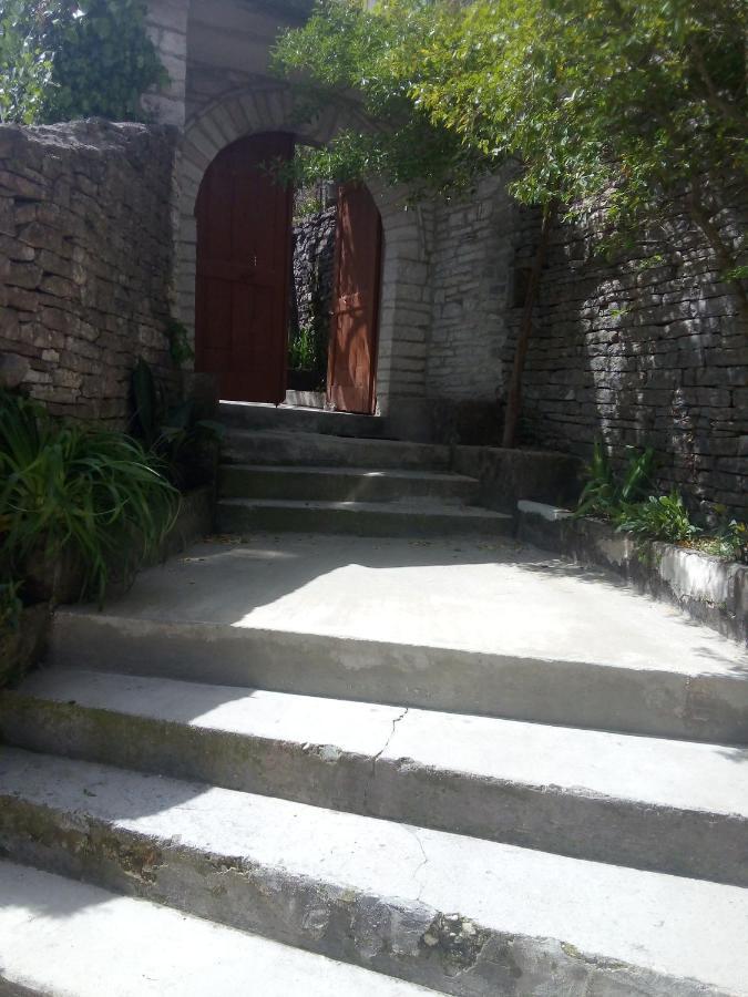 Ruols Guesthouse Gjirokastër Exteriör bild