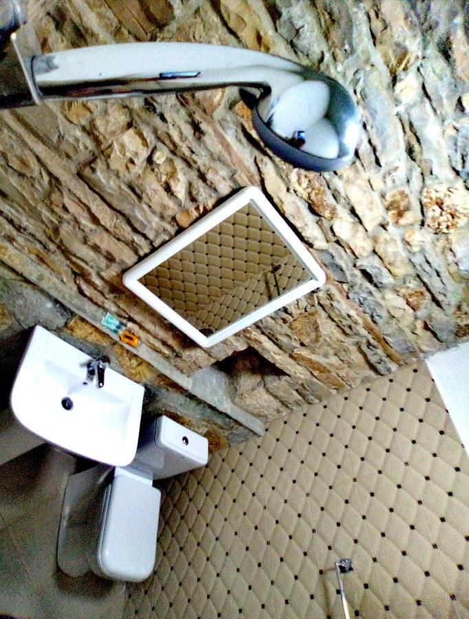 Ruols Guesthouse Gjirokastër Exteriör bild