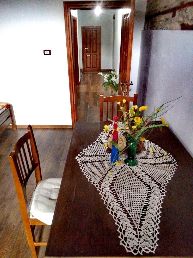 Ruols Guesthouse Gjirokastër Exteriör bild