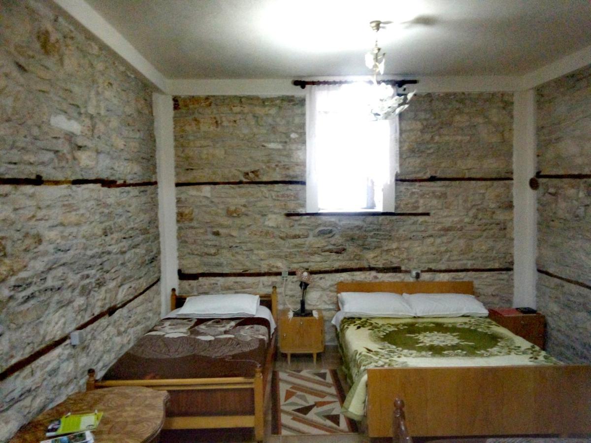 Ruols Guesthouse Gjirokastër Exteriör bild