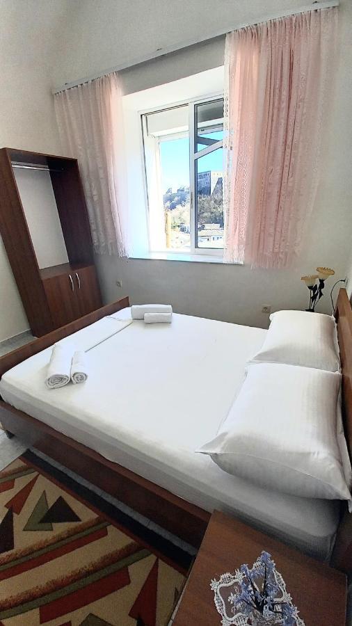 Ruols Guesthouse Gjirokastër Exteriör bild