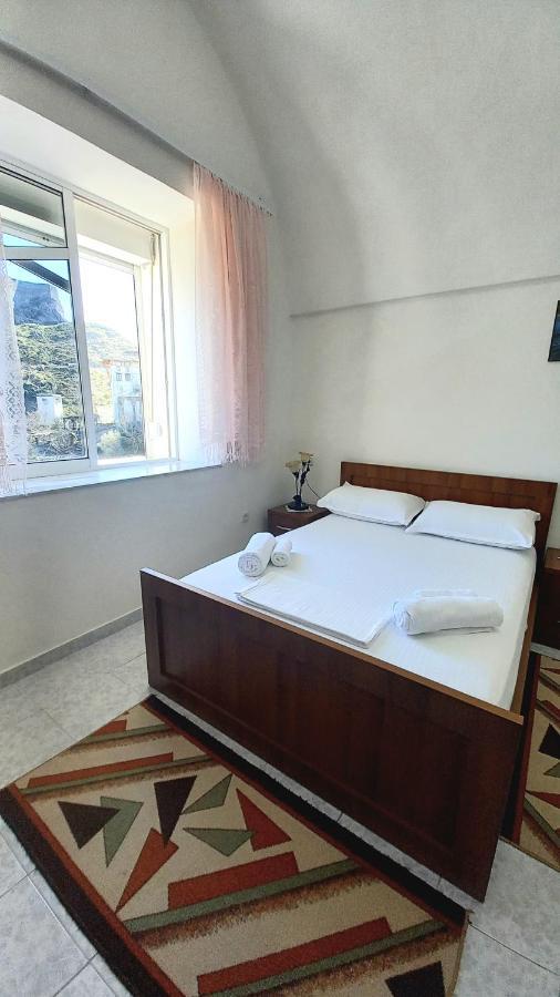 Ruols Guesthouse Gjirokastër Exteriör bild